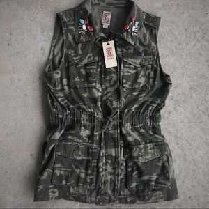 Decree embellished utility vest // CAMO // (M) NWT
